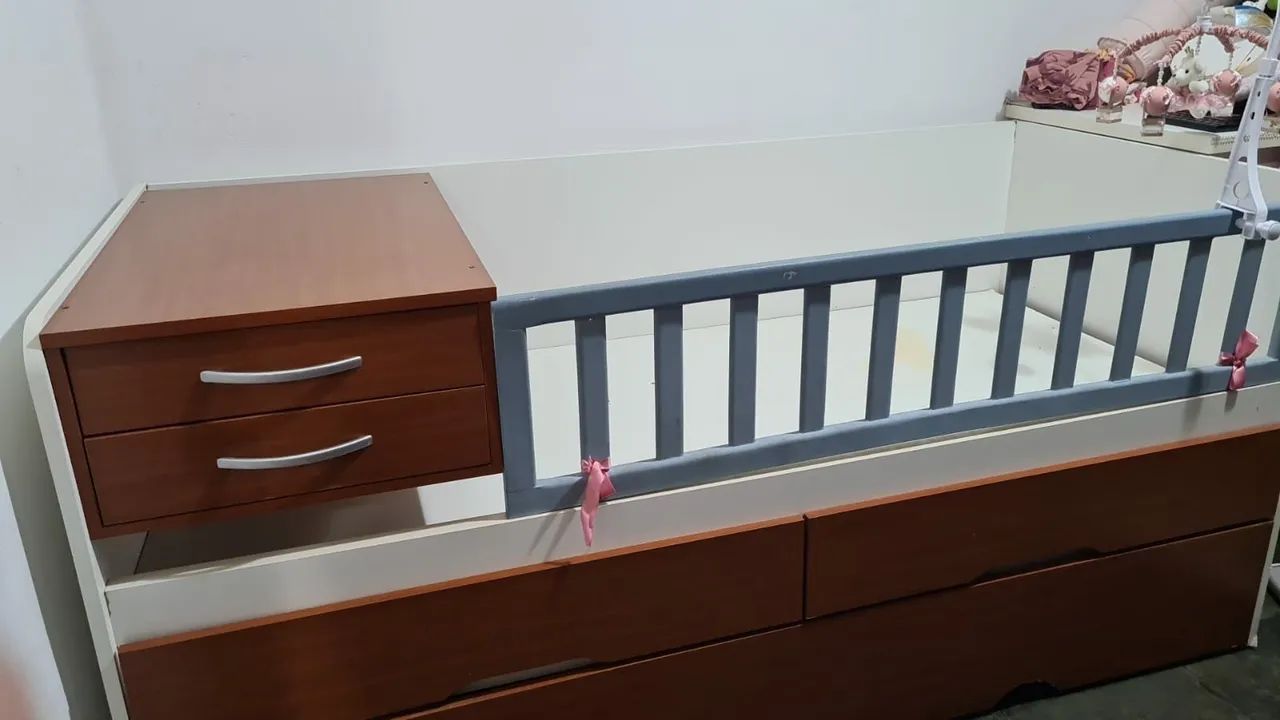 Cama + cama auxiliar + grade que pode ser removida + 4 gavetas enormes com corrediças