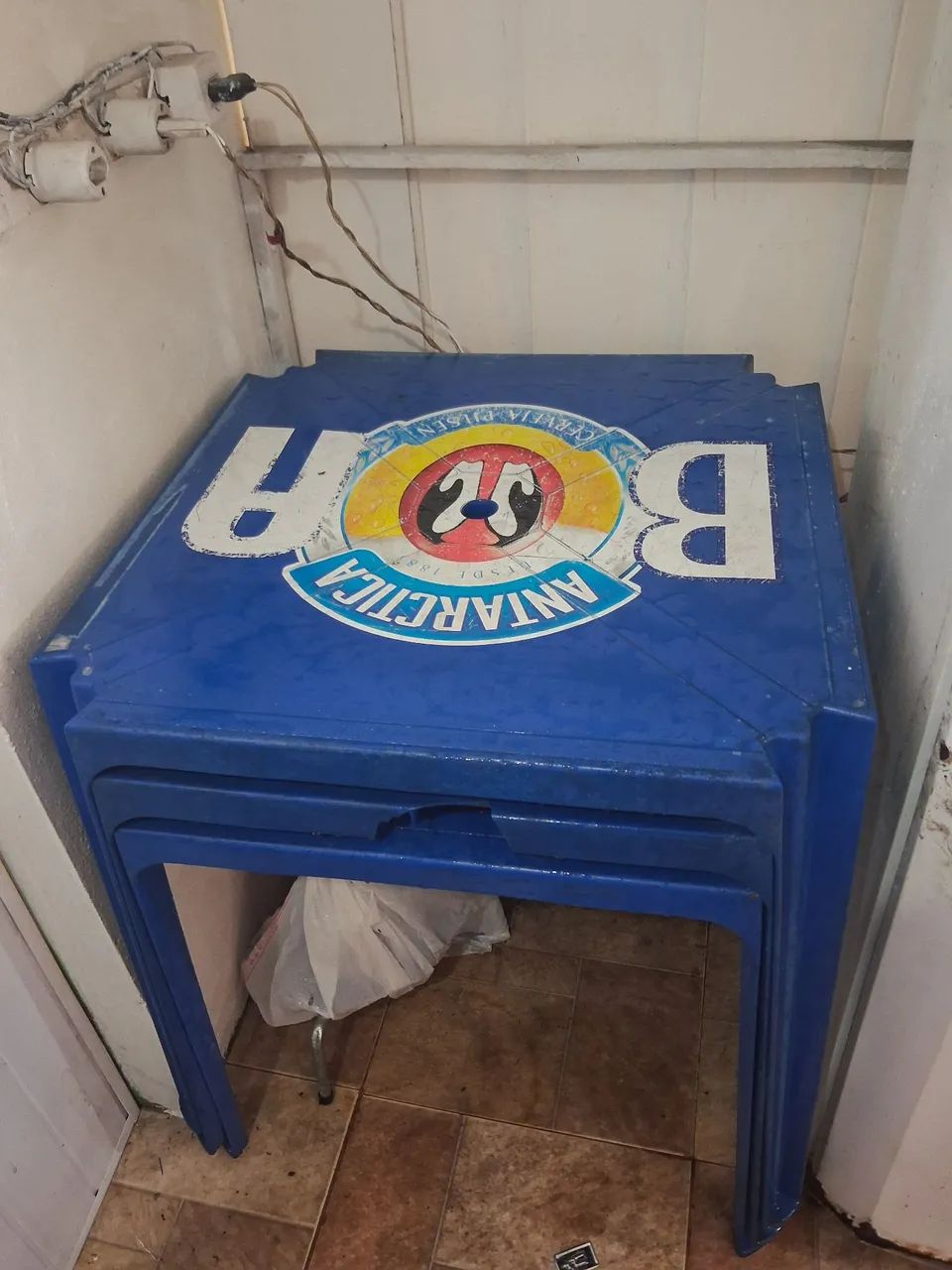 Estou vendendo estas mesas e cadeiras 