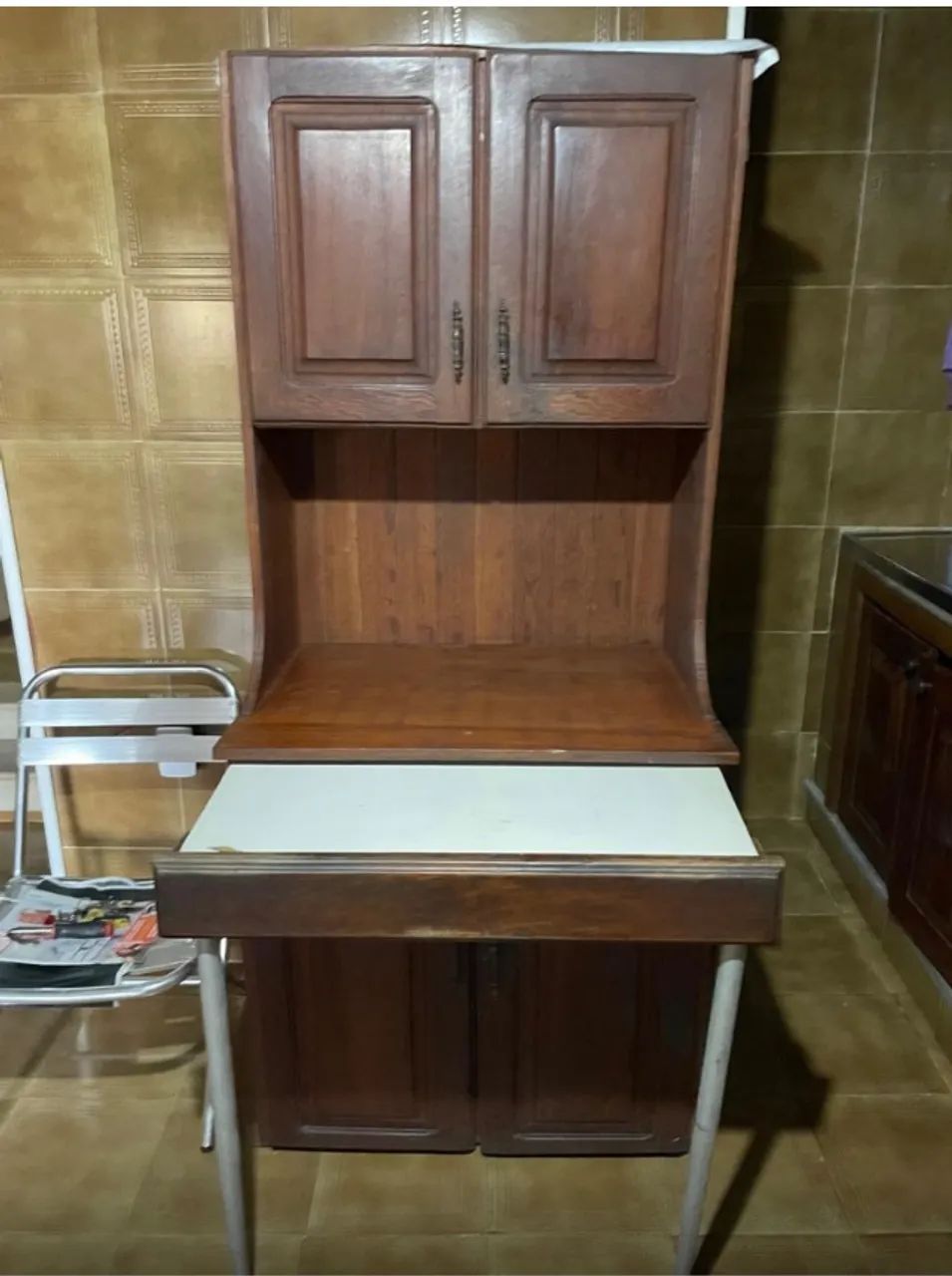 Armário com mesa embutida