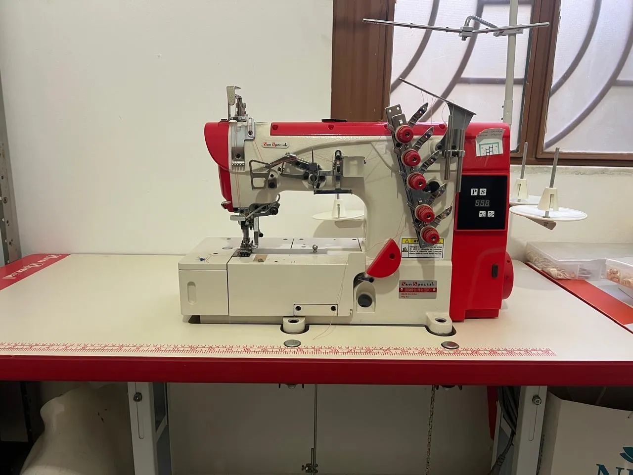 Máquina de costura Galoneira