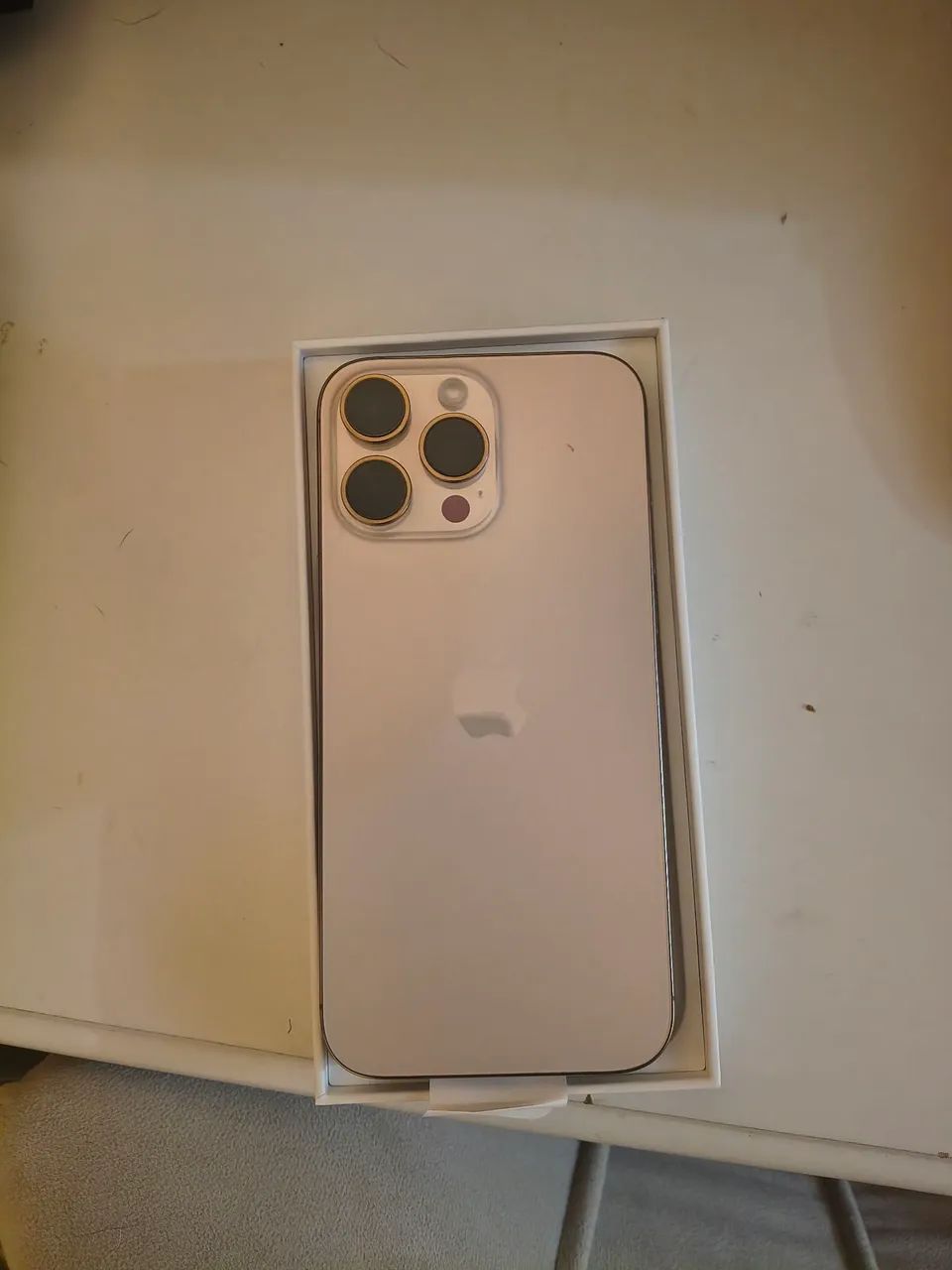 iPhone 16 pro max semi novo com acessórios na caixa . - Foto 4