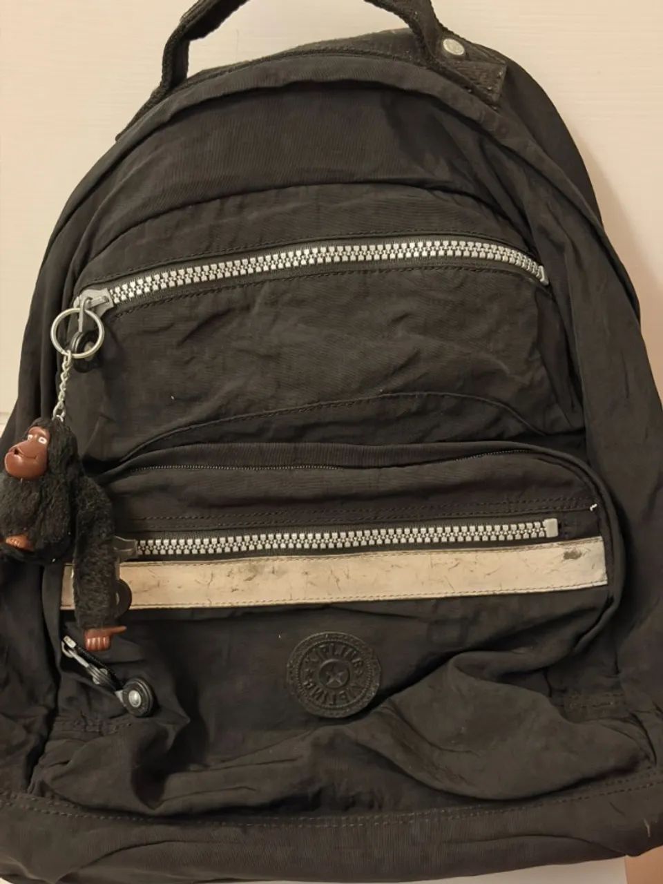 Mochila Grande Kipling Original Preta com Chaveiro - Foto 2