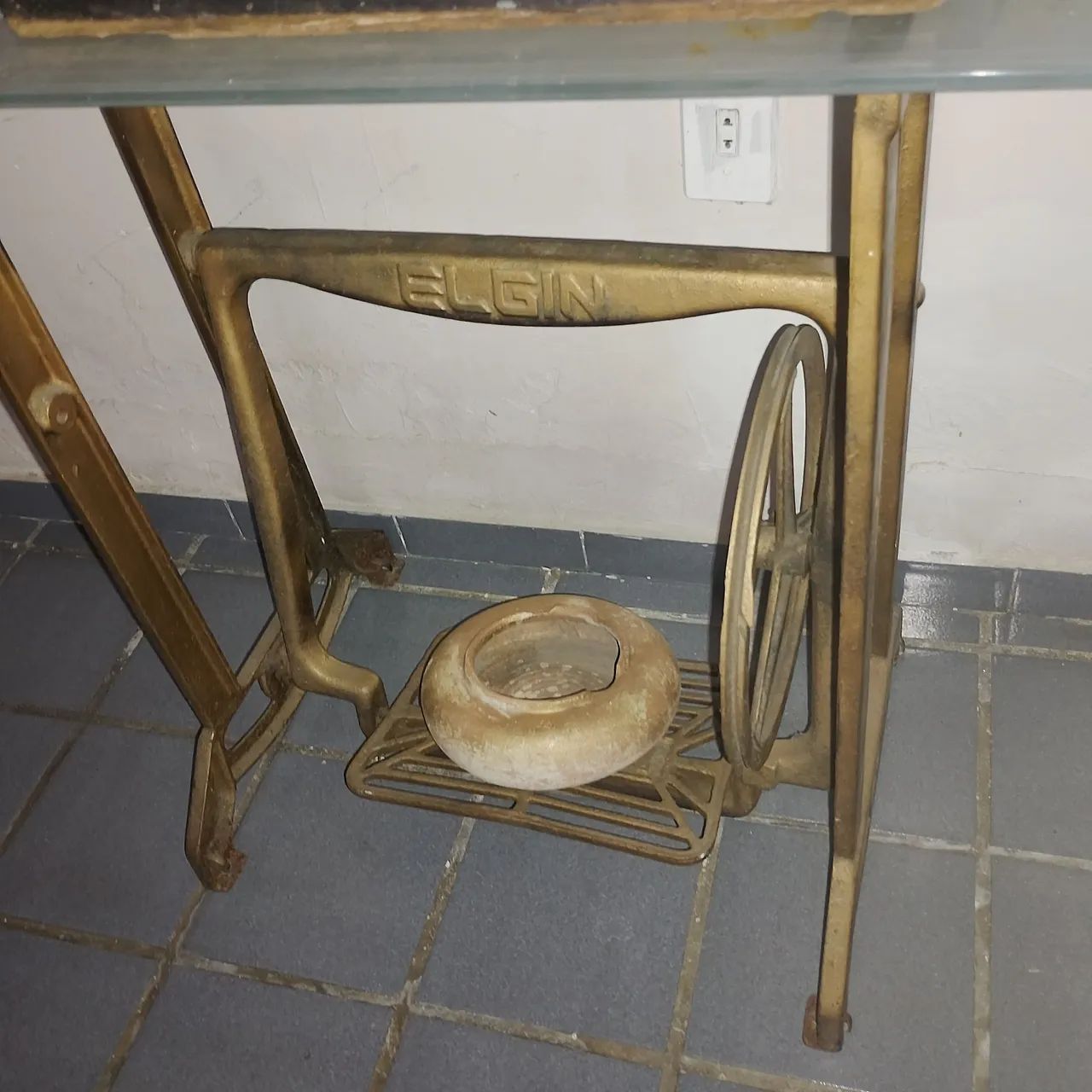 Pé de máquina com tampo de vidro - Foto 2