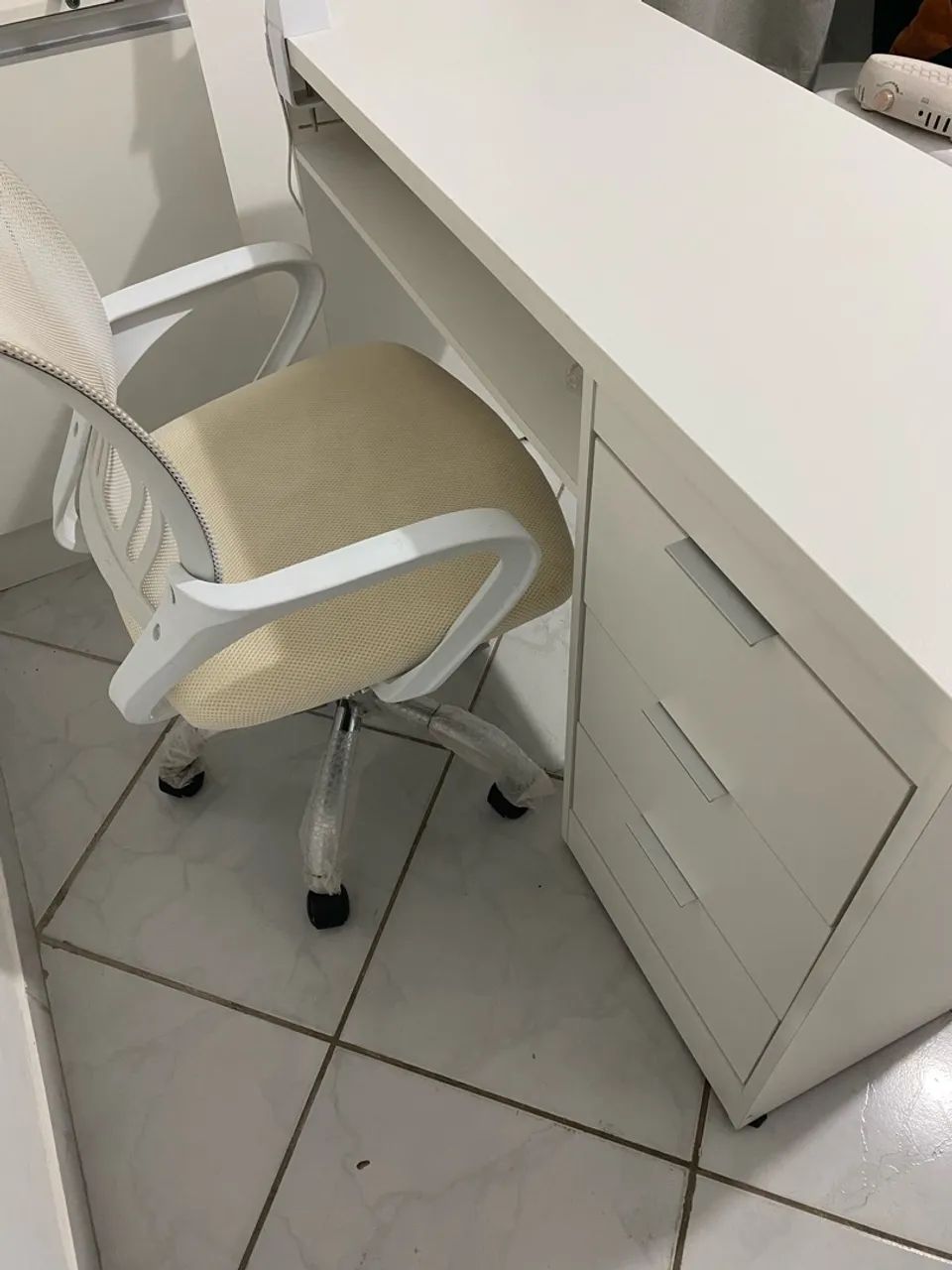 Mesa nail + cadeira + expositor  - Foto 4