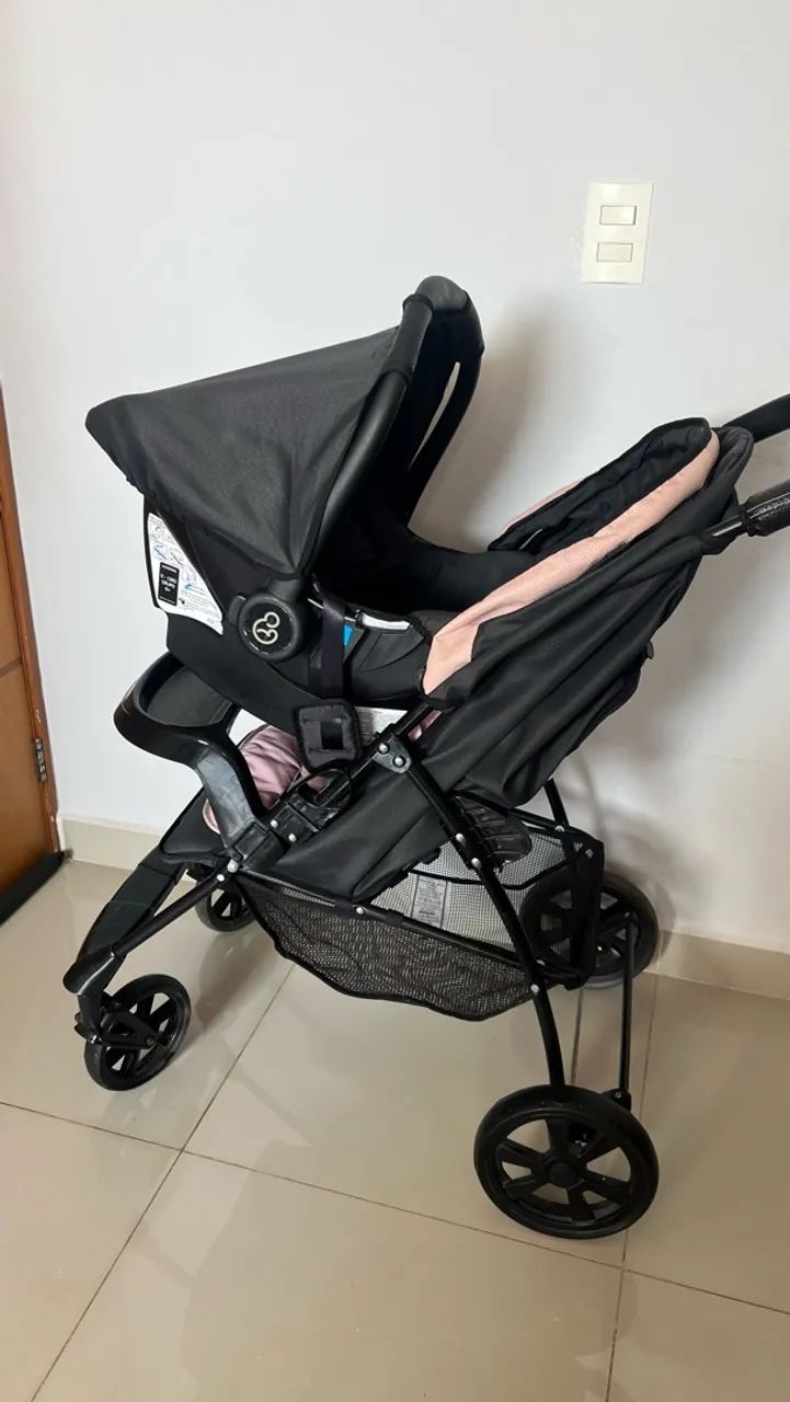 Carrinho de bebê com bebê conforto em perfeito estado 