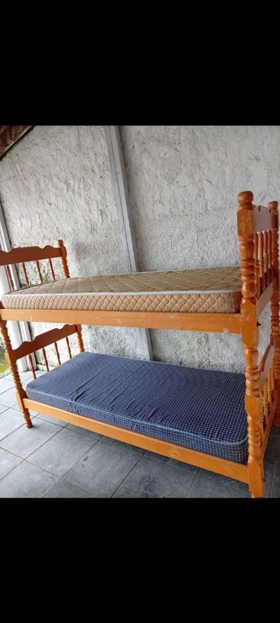 Belicher de madeira com dois colchões 
