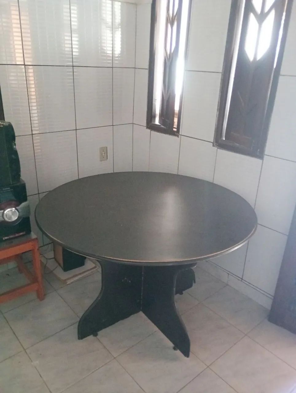 Mesa redonda excelente para qualquer ocasião 