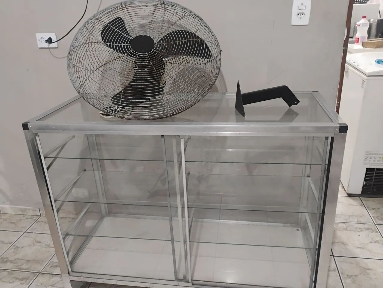 Balcão de vidro e ventilador de parede 