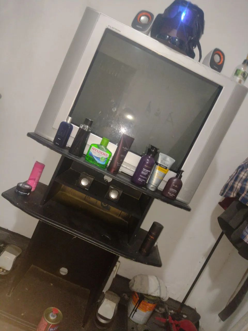 Doando tv de tubo com rack no estado, tv funcionando 