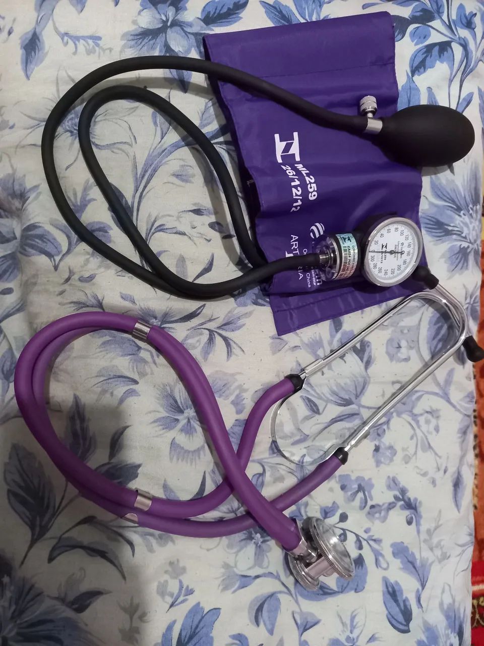 Esfigmomanômetro e estetoscópio - Foto 2