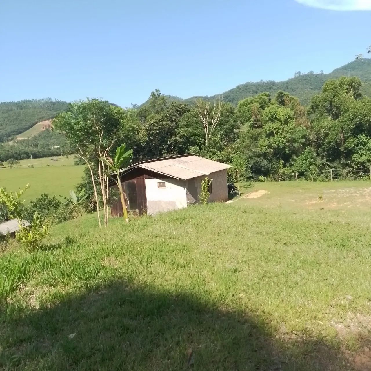 Terreno de 2,000 quadrados com uma casinha pra reforma com agua e luz 