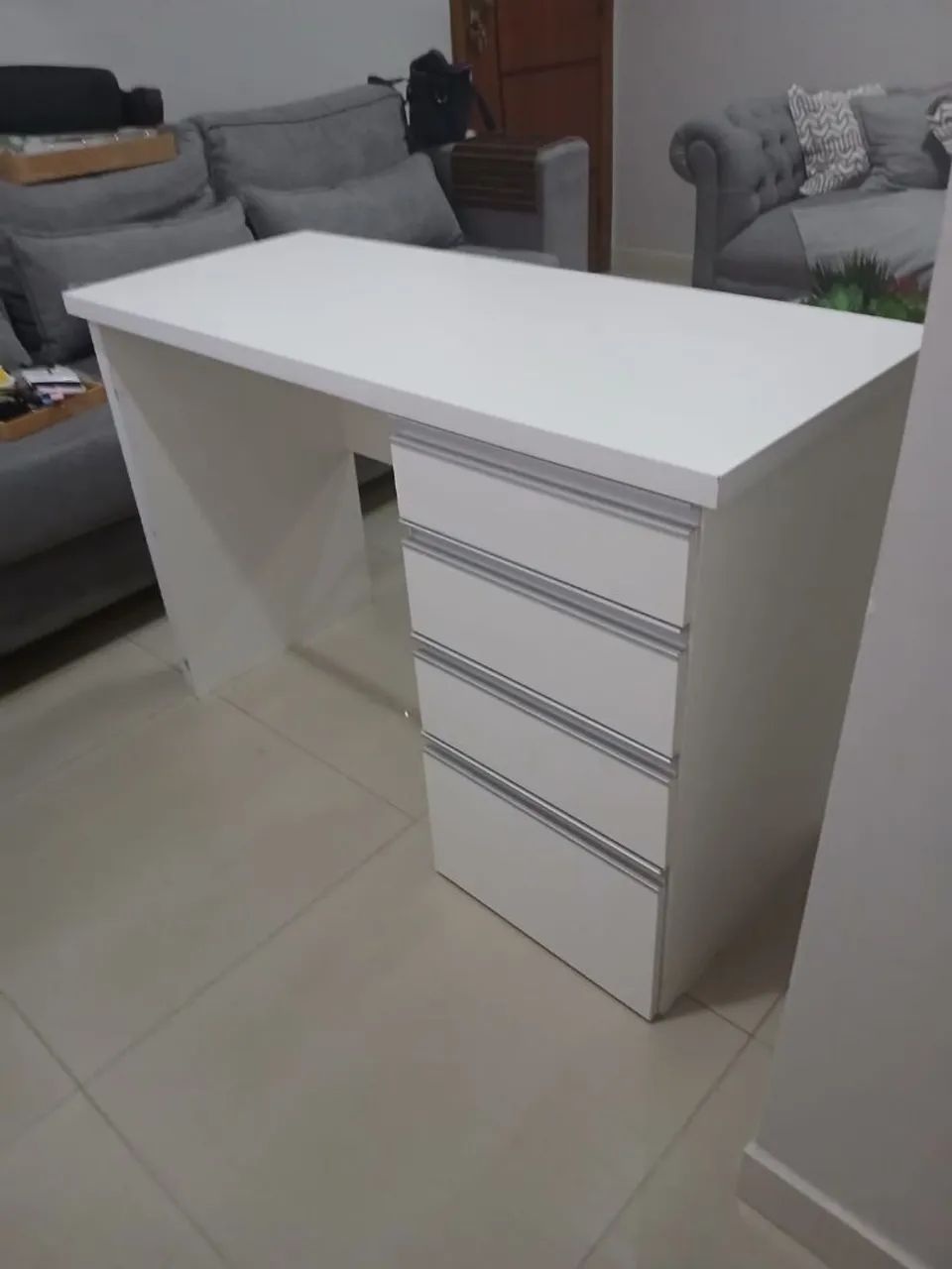 Vendo mesa de escritório em mdf com 4 gavetas.  - Foto 2