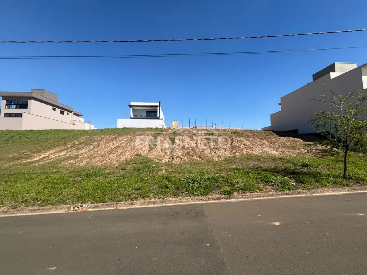 Terreno a venda no Cond. Canadá