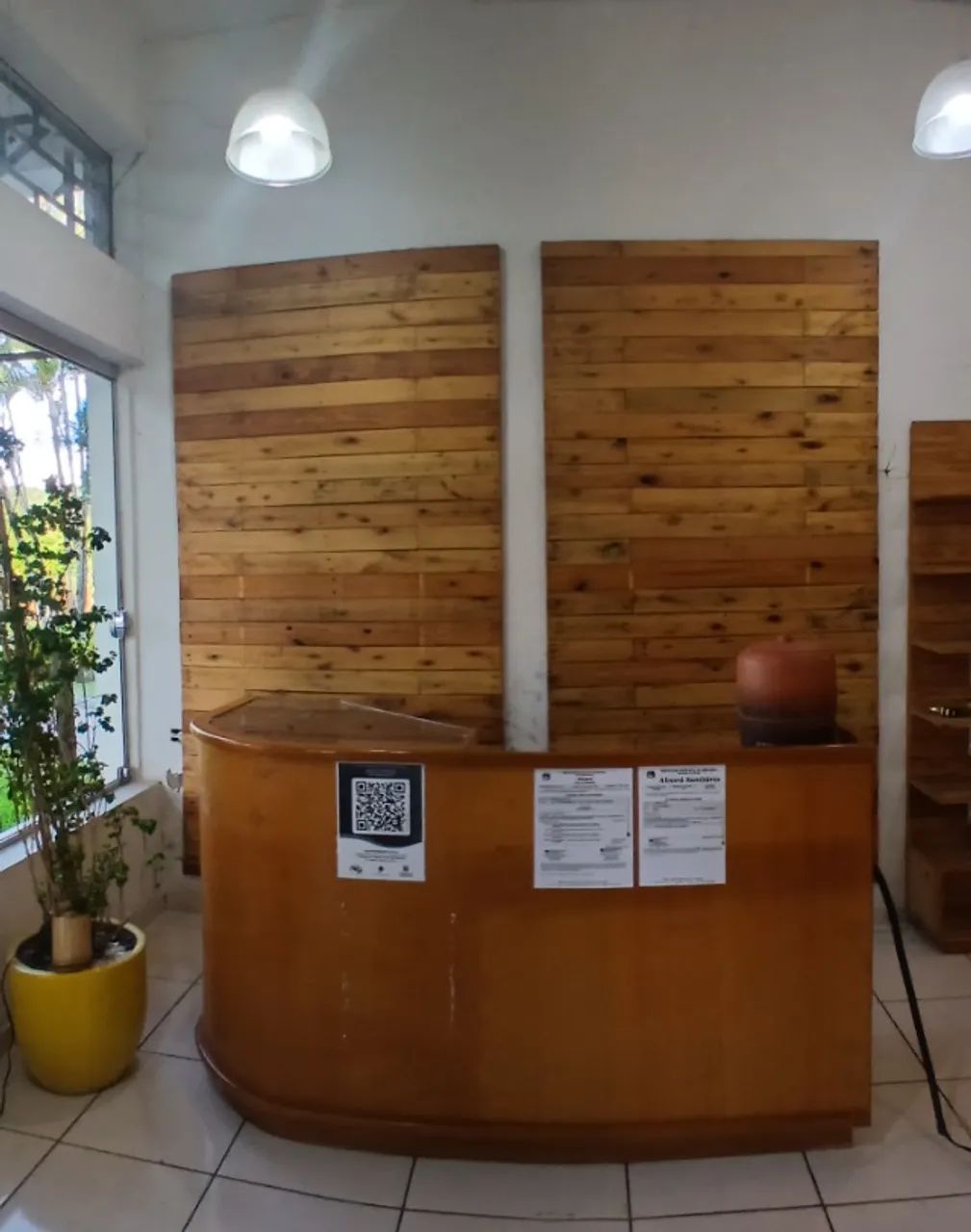 Prateleiras de vidros (05) e painel de palete eucalipto (1). MAIS 10 mão francesa.