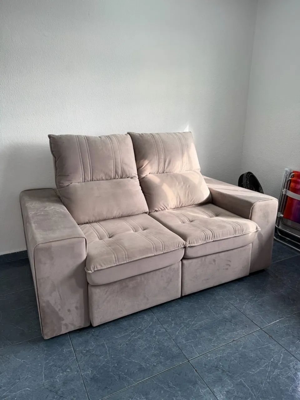 Sofá Retrátil 2 Lugares Bege - Apenas 2 Meses de Uso