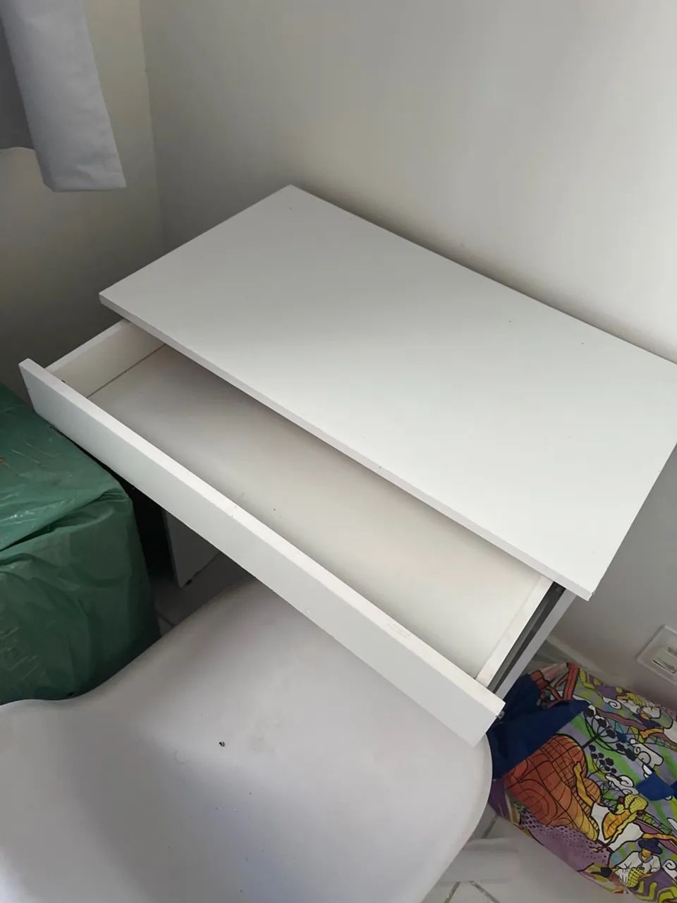 Um mesa biro com gaveta e uma cadeira  - Foto 3