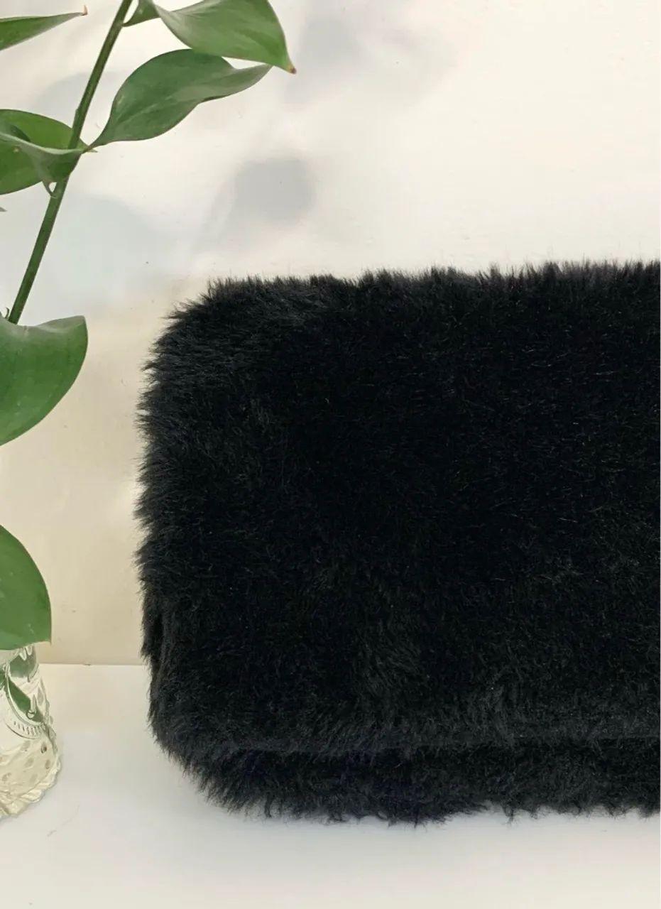 clutch preta de pelinhos da forever 21 bolsa envelope - Foto 2