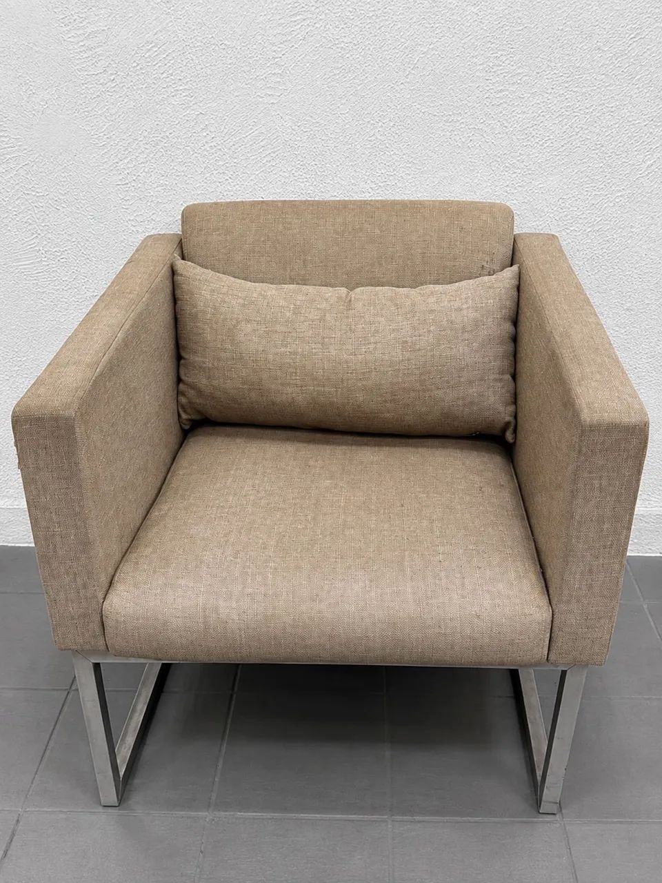 Par de Poltronas Moderna Bege com estrutura Metálica  - Foto 4