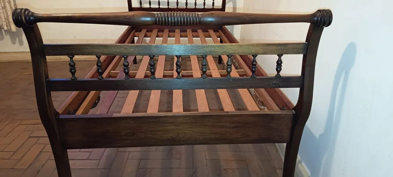Cama de solteiro e mesinha de cabeceira - Foto 4
