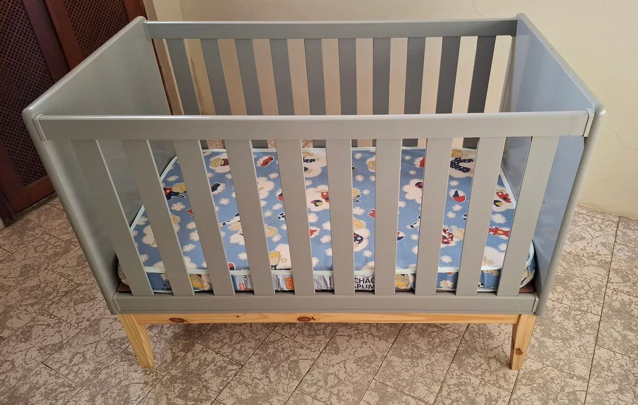 Berço cinza com colchão 
