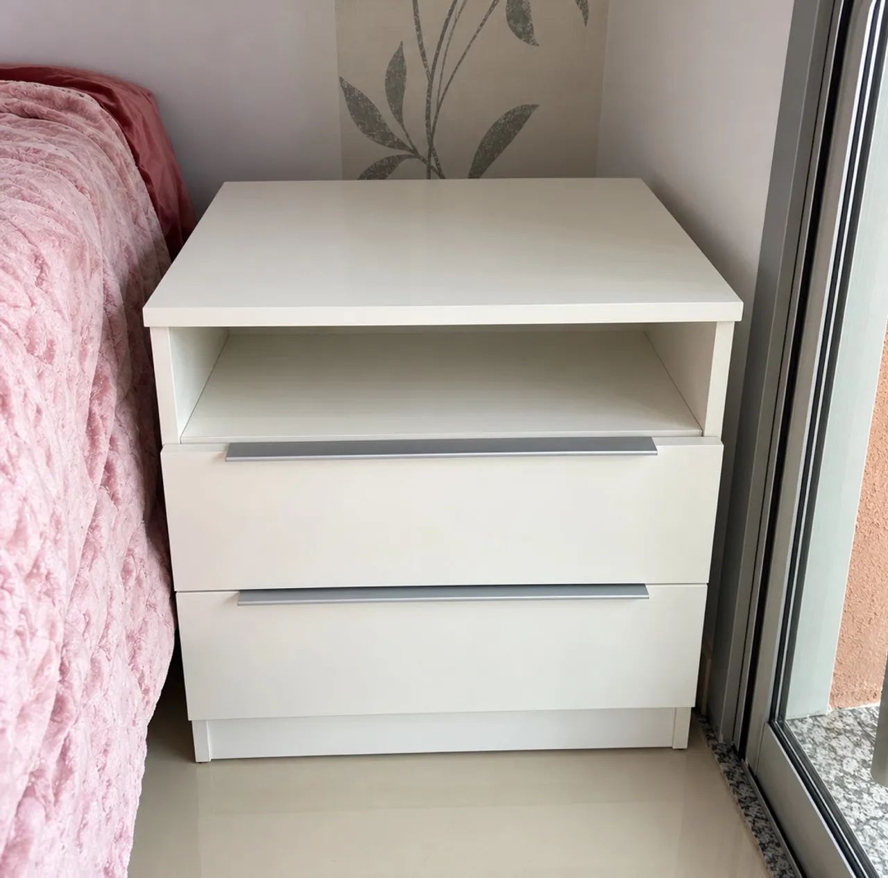 Mesa de Cabeceira Branca com 2 Gavetas e Nicho - Foto 2