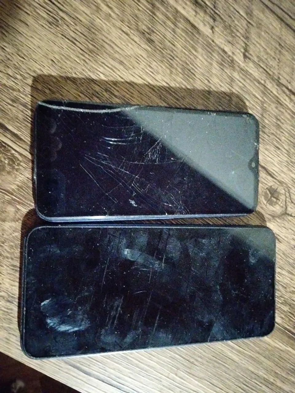 Duas carcaças de celulares