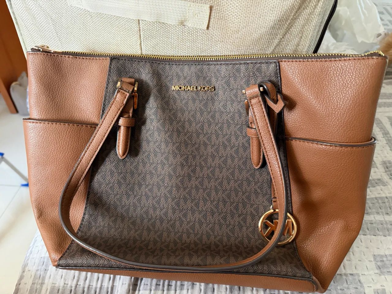 Vendo uma bolsa original da Michael Kors . 