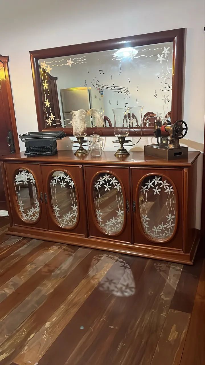 Vendo moveis de copa com mesa com tampo de vidro e 8 cadeiras, Buffet e espelho - Foto 3