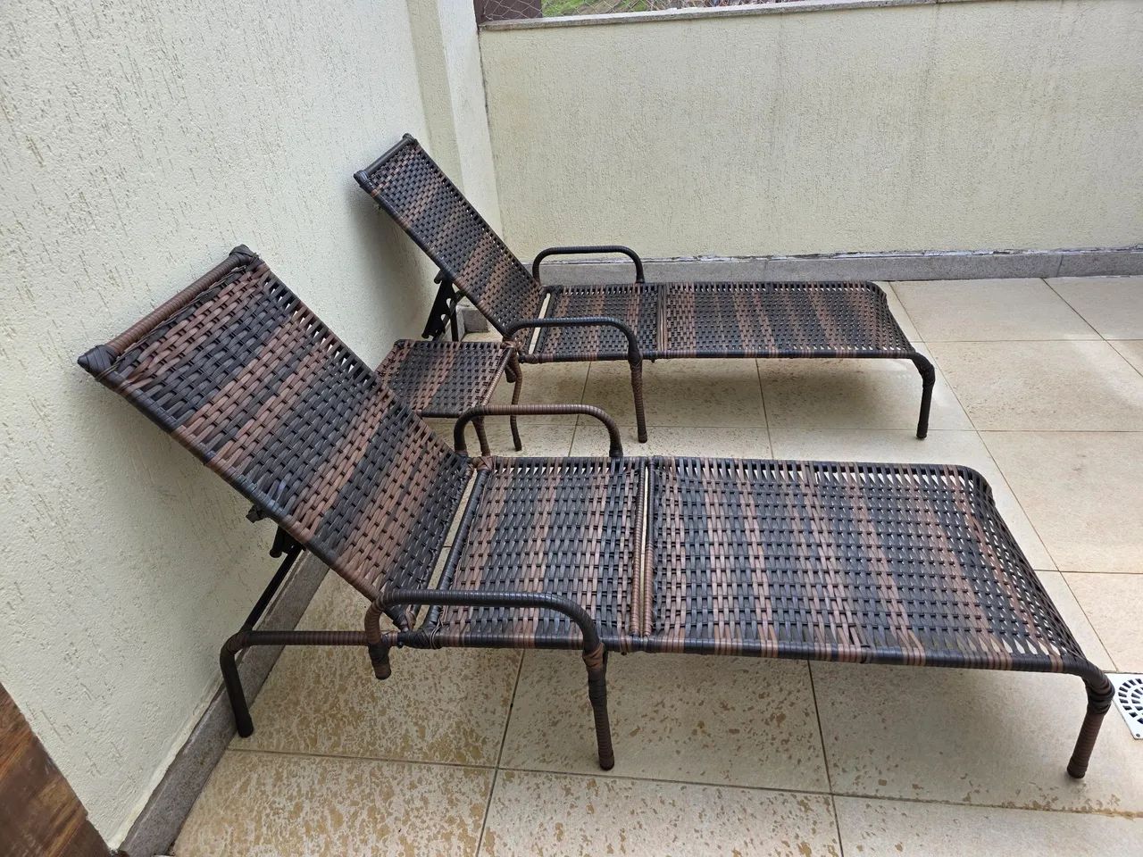 Espreguiçadeiras com mesa e colchonetes - Foto 5