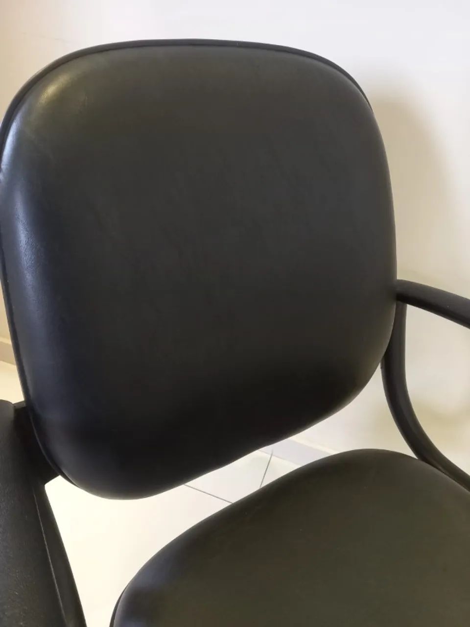 CADEIRA ESCRITORIO GIRATORIA PRETO USADA - Foto 4