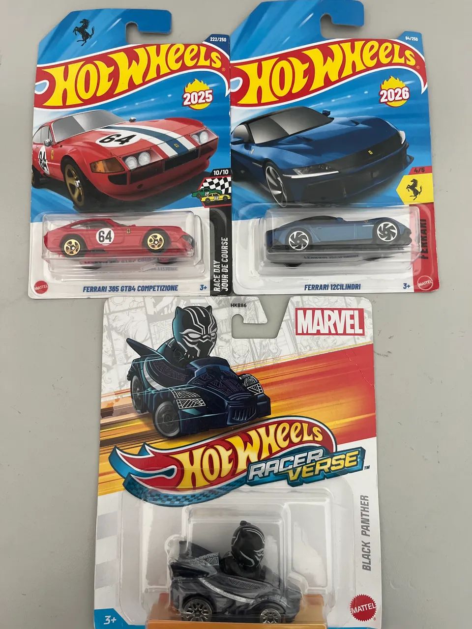 Miniaturas Hotwheels Ferrari e Marvel 