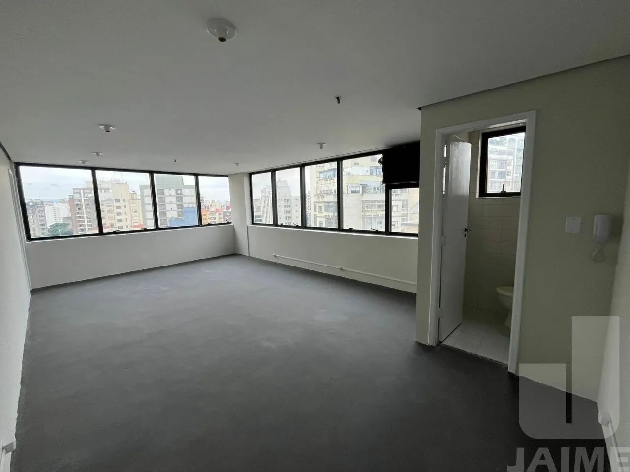 Conjunto Comercial próximo à Avenida Angélica com 1 sala, 2 banheiros e 1 vaga.