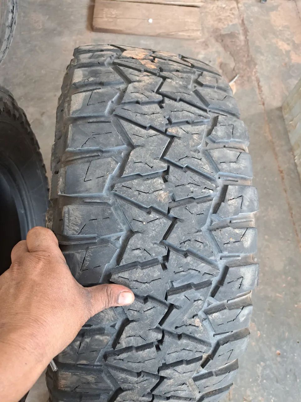 Vendo 2 pneus semi novos - Foto 2