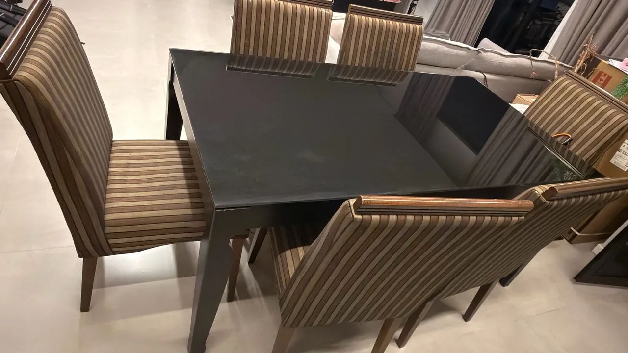 Mesa de vidro preta com 6 cadeiras  - Foto 2