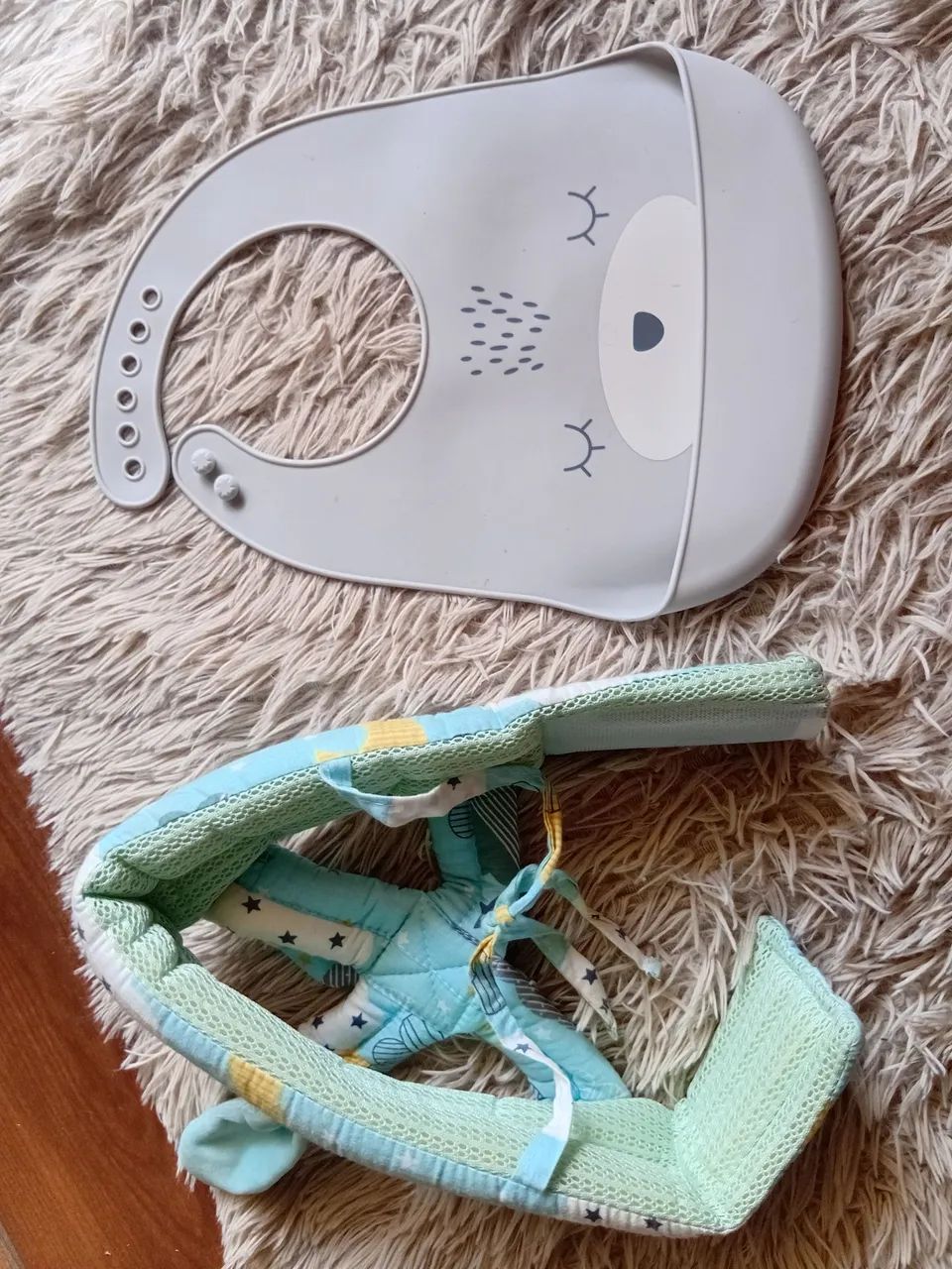 Kit bebê babador silicone buba e protetor de cabeça  - Foto 3