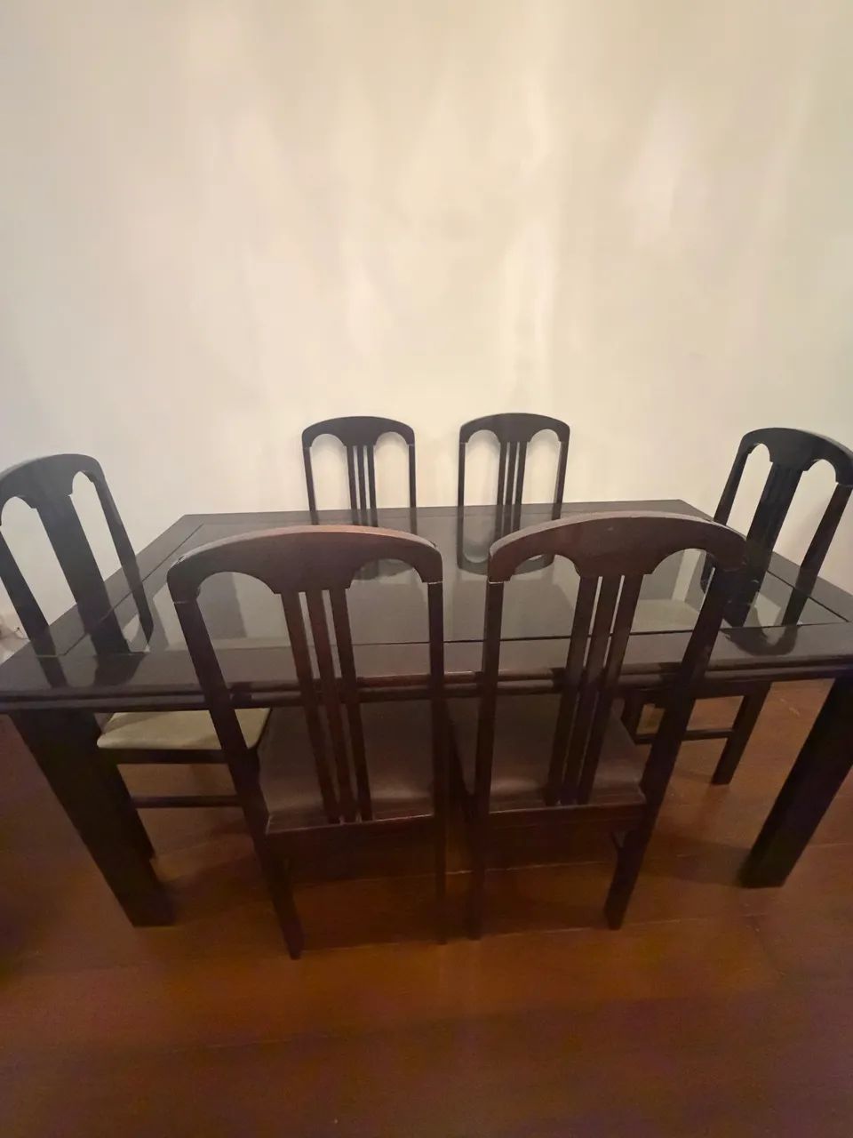 Mesa com 6 cadeiras de madeira maciça muito conservadas - Foto 5
