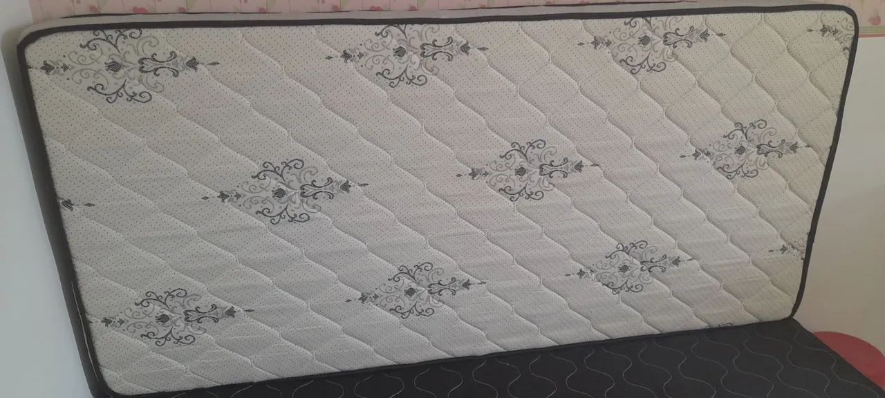 Cama (base + colchão)