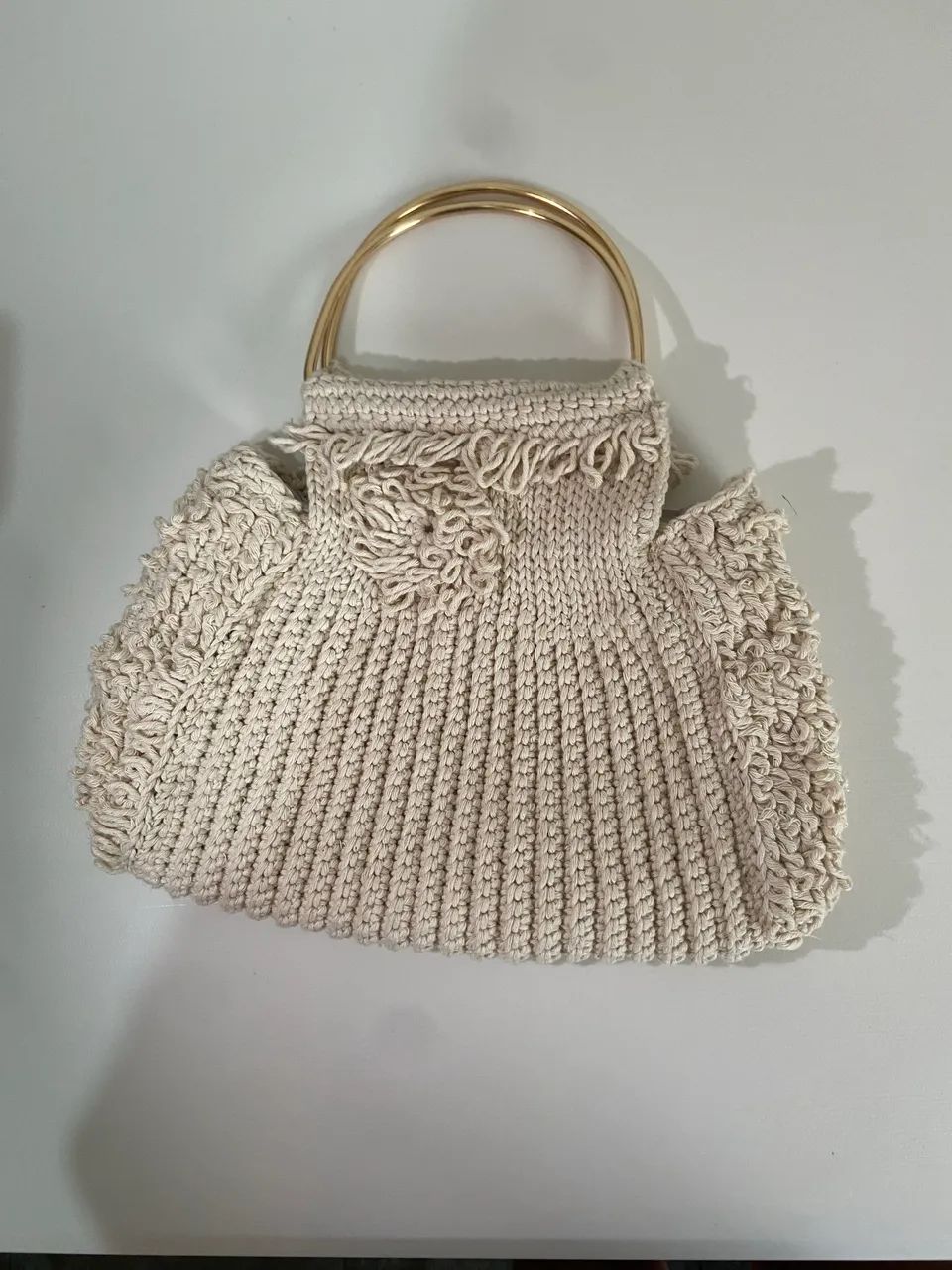 Bolsa de Crochê Artesanal Off-White com Alça Dourada e Aplique Floral - Foto 4