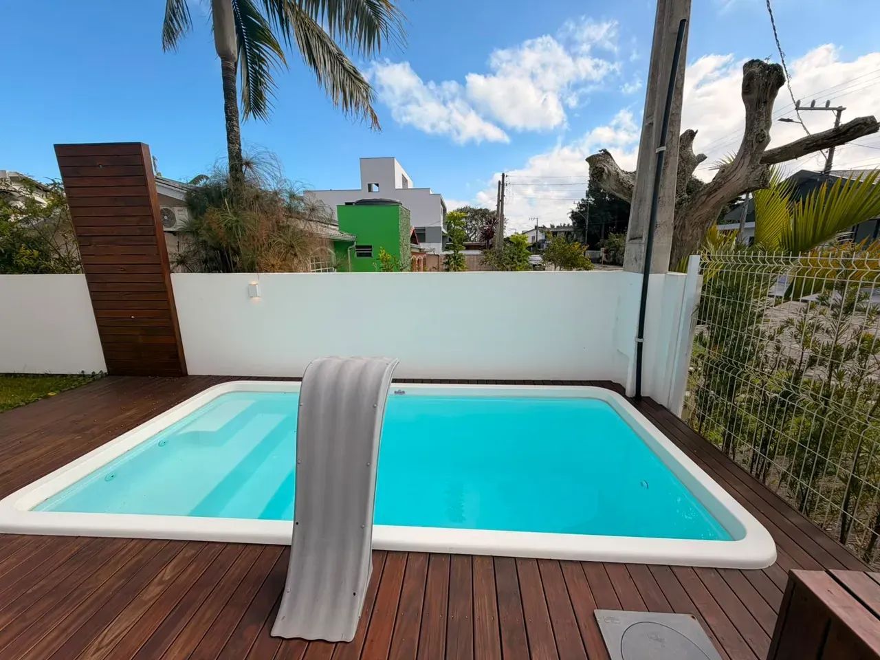 Casa Nova à Venda na Praia da Daniela - Florianópolis  Sofisticação, Conforto e Qualidade 