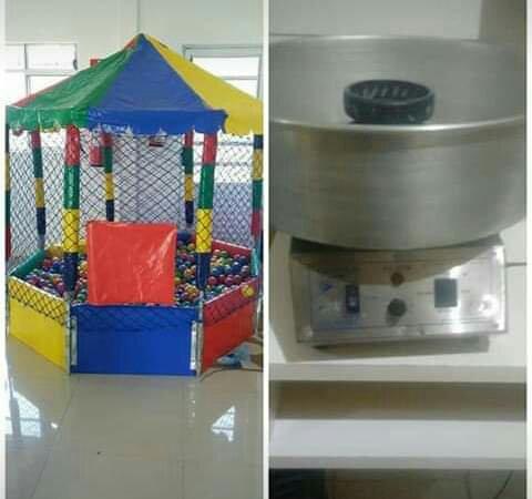 Piscina de bolinhas e máquina de algodão doce