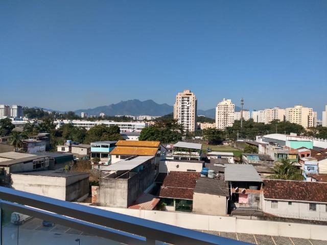 Excelente apto em Jacarepaguá, próximo do Projac, Sala, 2 quartos, varanda e banheiros - Foto 4