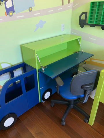 Escrivaninha e estante para quarto infantil