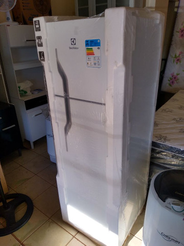 Eletrolux duas tampa 260littos nova. Faço entrega