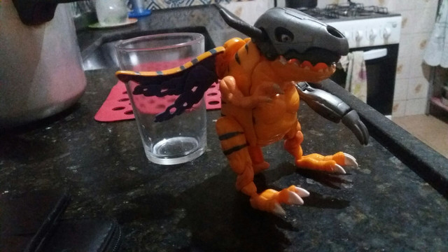 Brinquedo mostro Digimon transforme