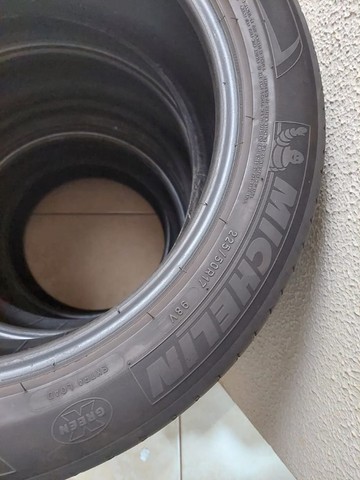 Vendo pneus 225/50 aro 17, meia-vida, marca Michelin.
