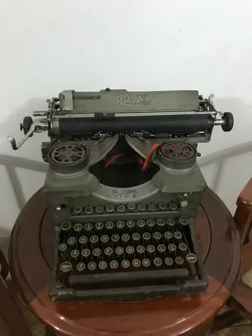 Máquina de escrever antiga  royal