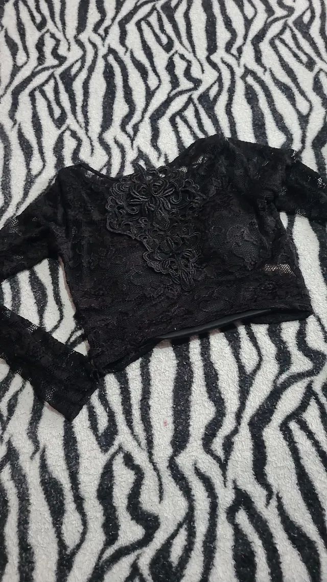 Cropped preto com bojo detalhes em renda flor linda veste p/m