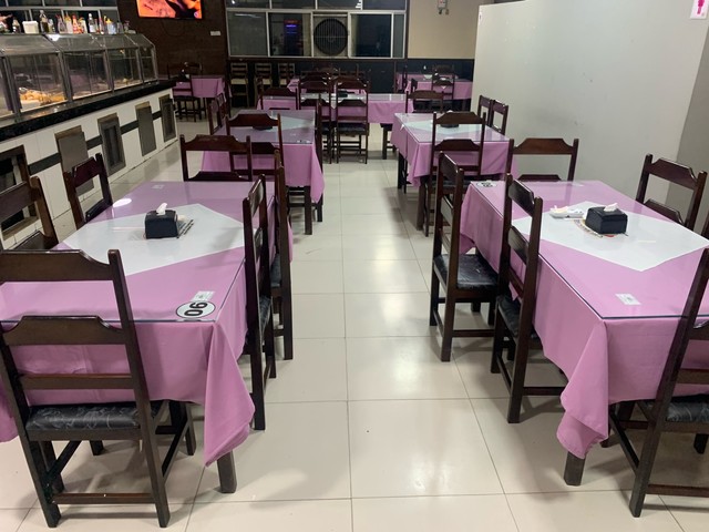 Mesas com cadeiras para restaurante 