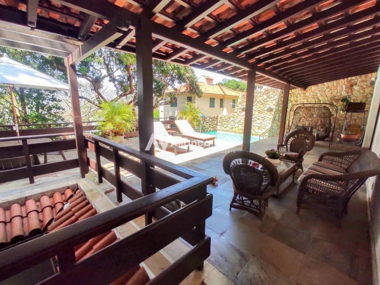 Laranjeiras | Casa 4 quartos, sendo 2 suites
