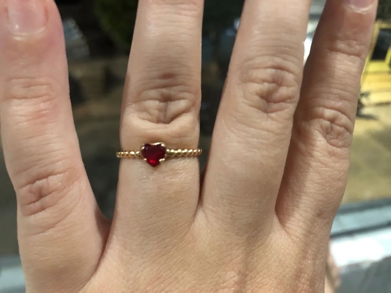 Anel de coração com pedra vermelha